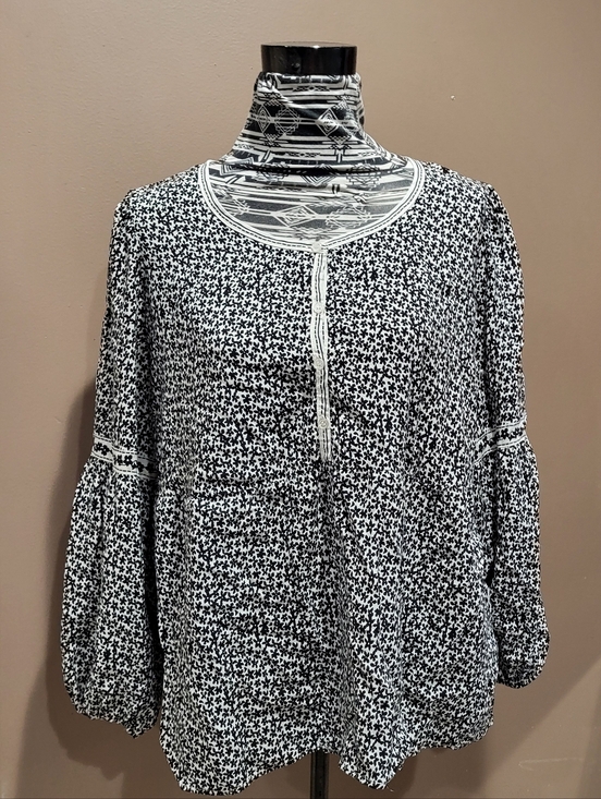 Max Studio Tops - Max Studio Black & White Floral Puff Sleeve Top